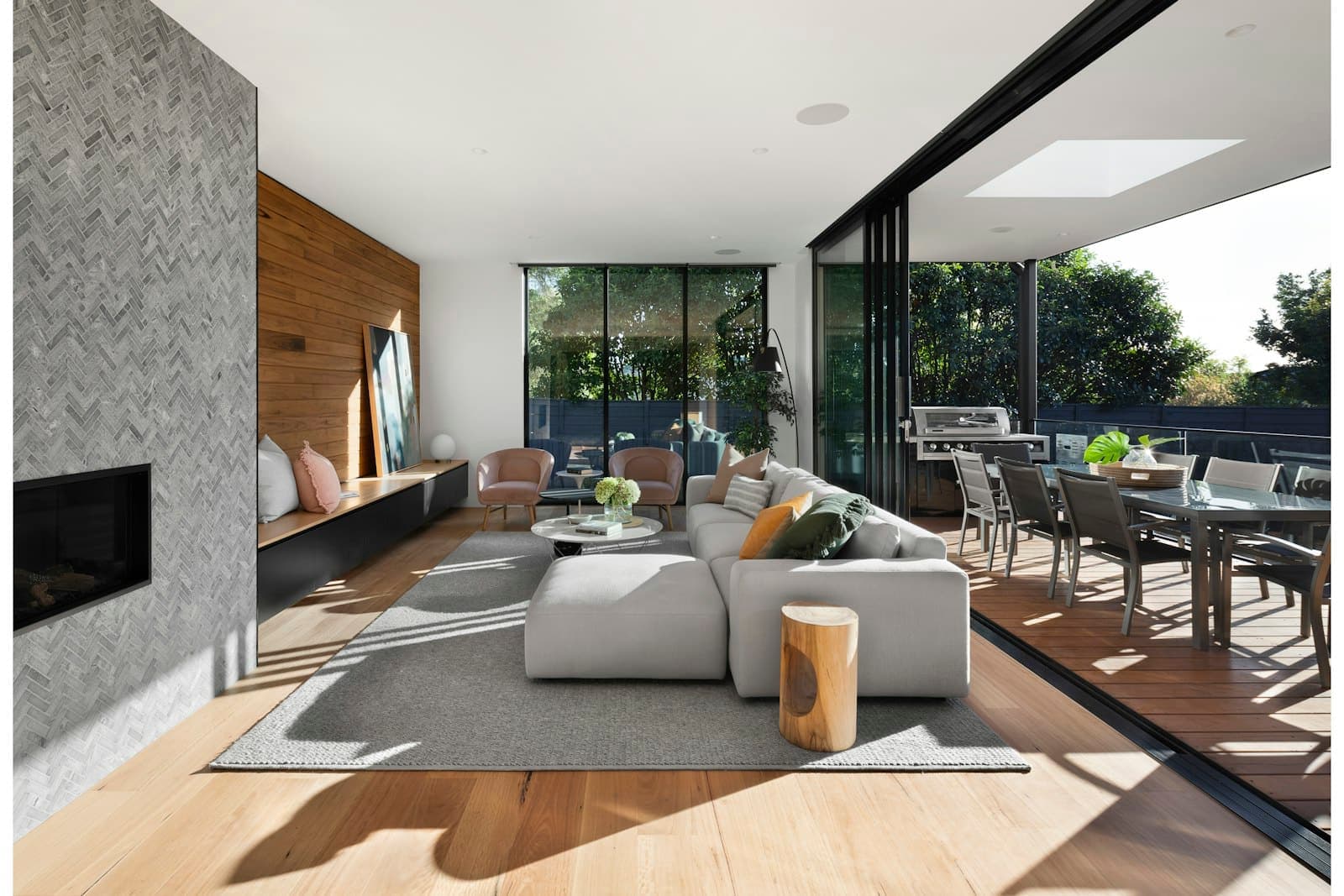 Living room with original wooden floors, opening to the garden